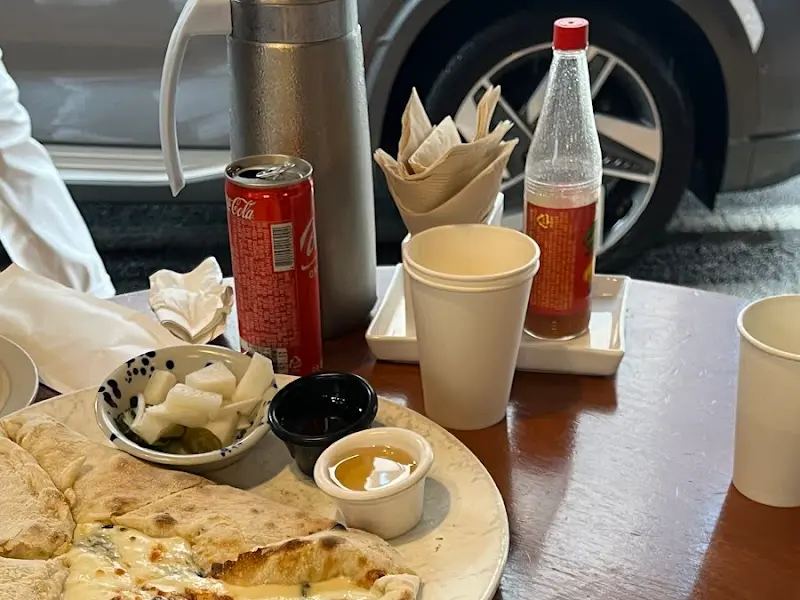 테이블 위에 놓인 피클, 꿀, 음료