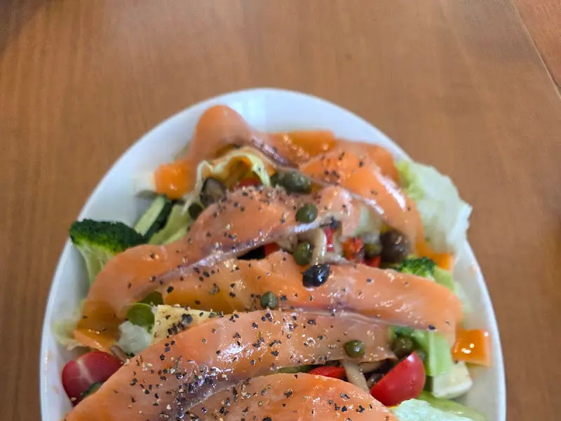 연어 샐러드 이미지