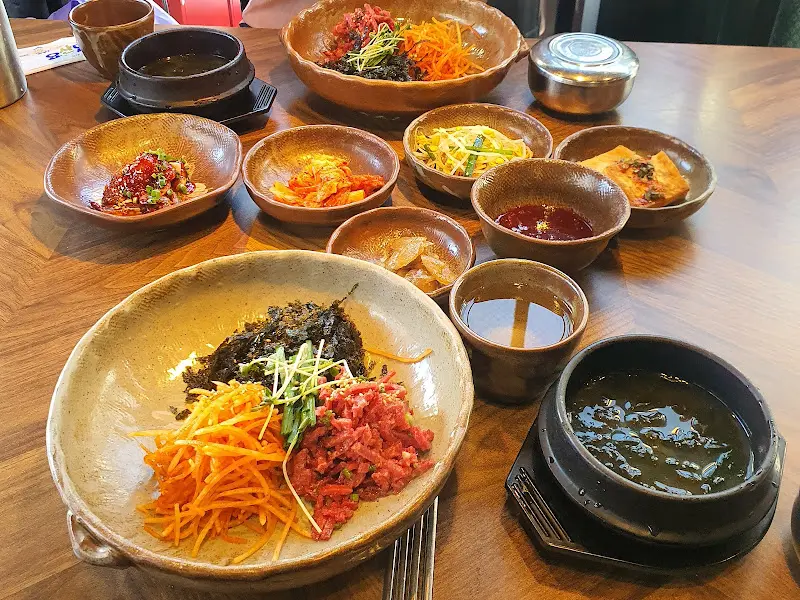 다채로운 색감의 육회비빔밥 한 상 차림