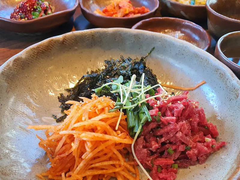 신선한 육회의 자태가 눈길을 사로잡는 육회비빔밥