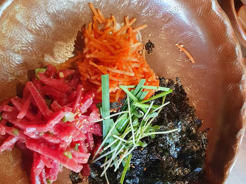 육회, 채소, 김이 조화롭게 담긴 육회비빔밥