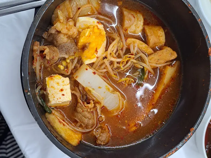 매콤한 국물이 매력적인 차돌 어묵