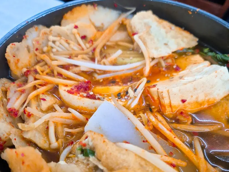 다양한 재료가 푸짐하게 들어간 어묵탕