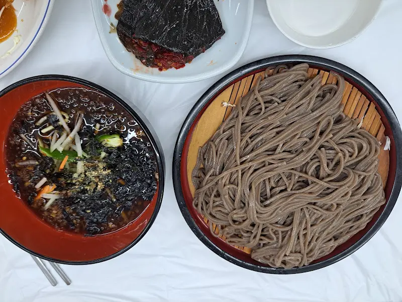 메밀국수와 돈가스의 조화