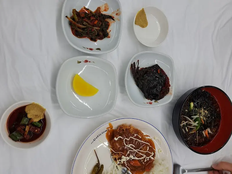 깔끔하게 정돈된 반찬들