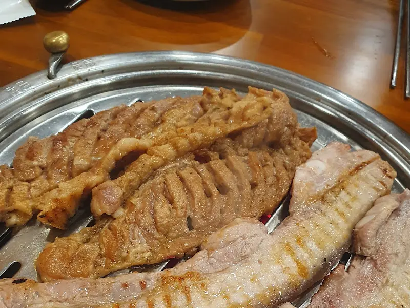 초벌된 돼지갈비가 석쇠 위에 가지런히 놓여있는 모습