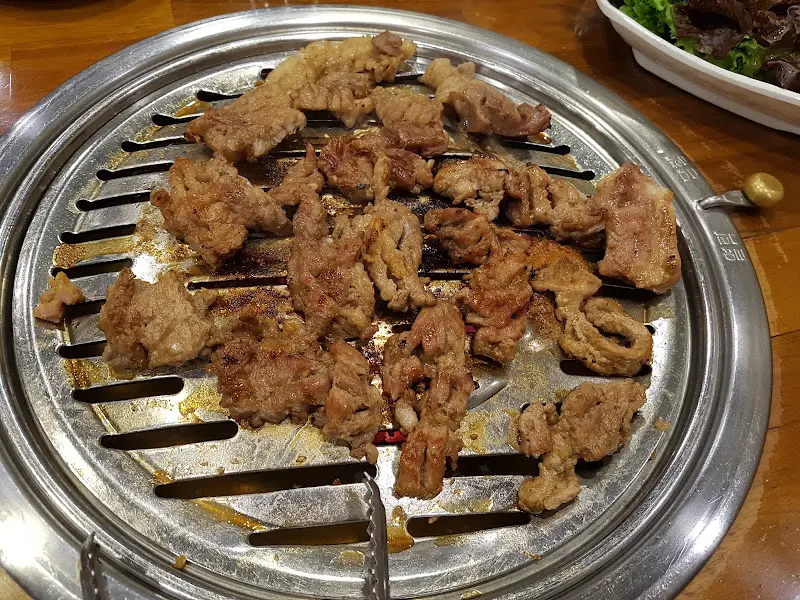 석쇠 위 잘 익은 초벌 갈비 조각들