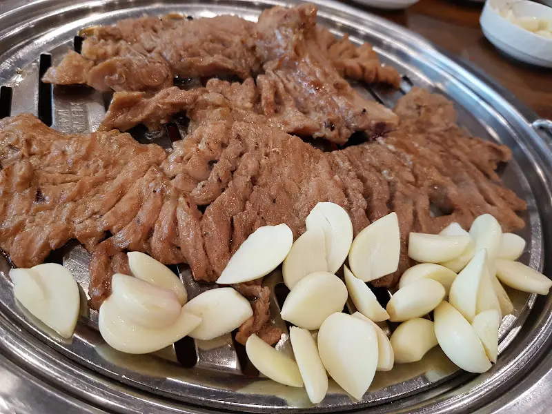 초벌구이된 갈비와 함께 구워지고 있는 마늘