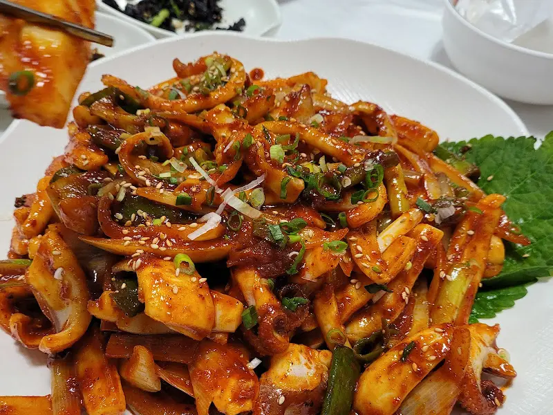 매콤달콤한 갑오징어볶음의 모습