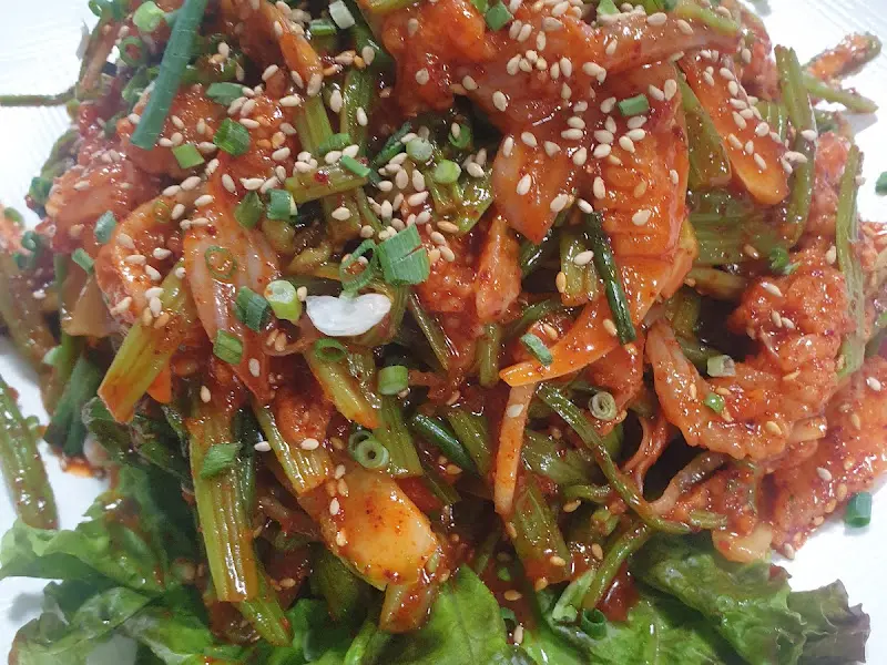 푸짐하게 담긴 갑오징어볶음의 클로즈업 샷