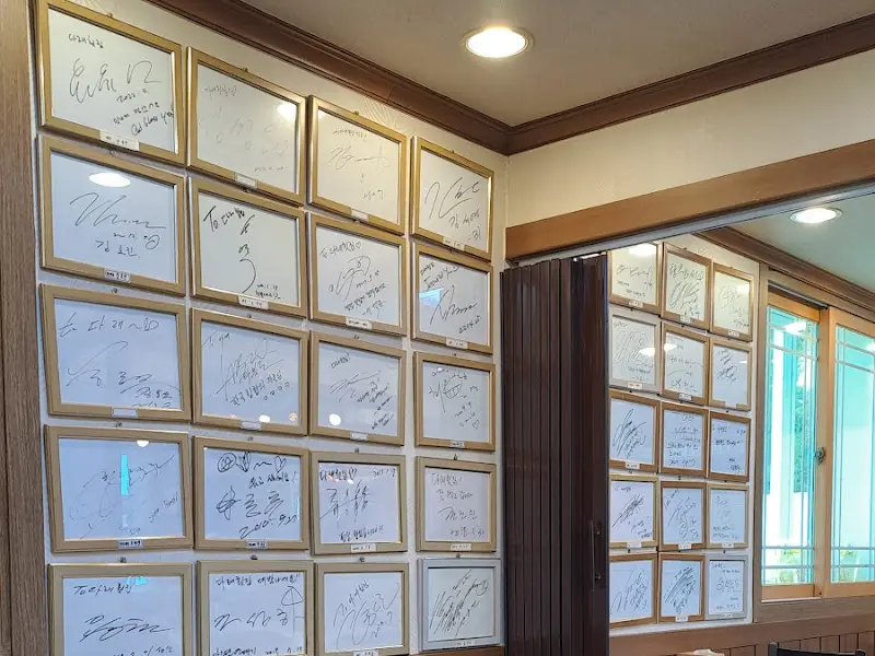 벽면 가득한 싸인