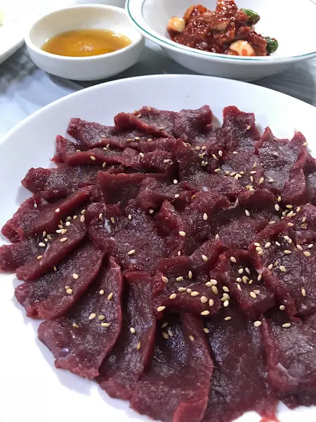 뭉티기와 곁들임 반찬