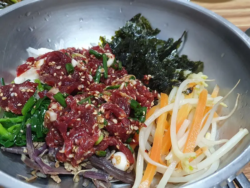 다채로운 색감의 육회비빔밥