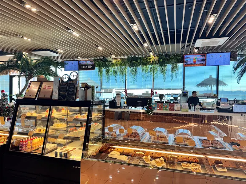 해밀화 베이커리 카페의 빵 진열대