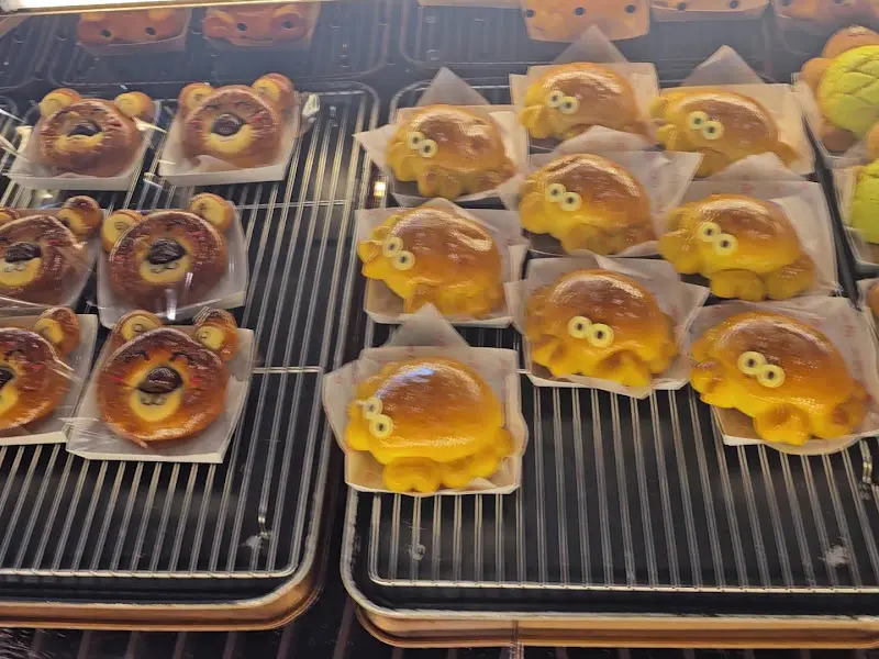 해밀화 베이커리 카페의 다양한 빵 종류