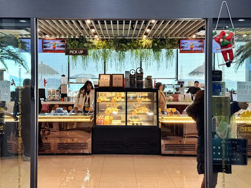 해밀화 베이커리 카페의 내부