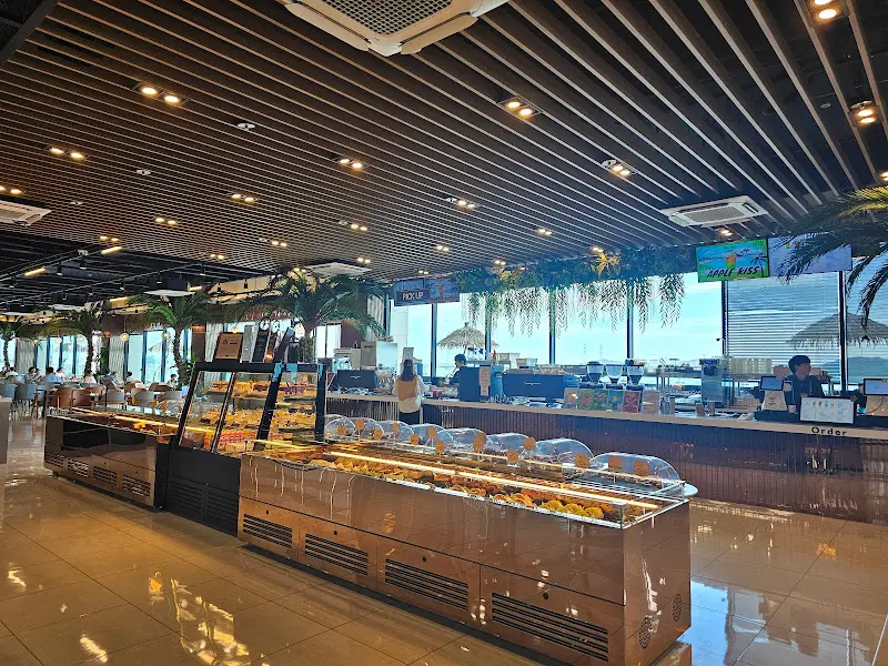 해밀화 베이커리 카페의 빵 진열대와 카운터