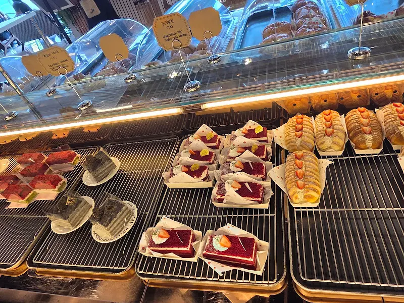 해밀화 베이커리 카페의 다양한 빵 종류