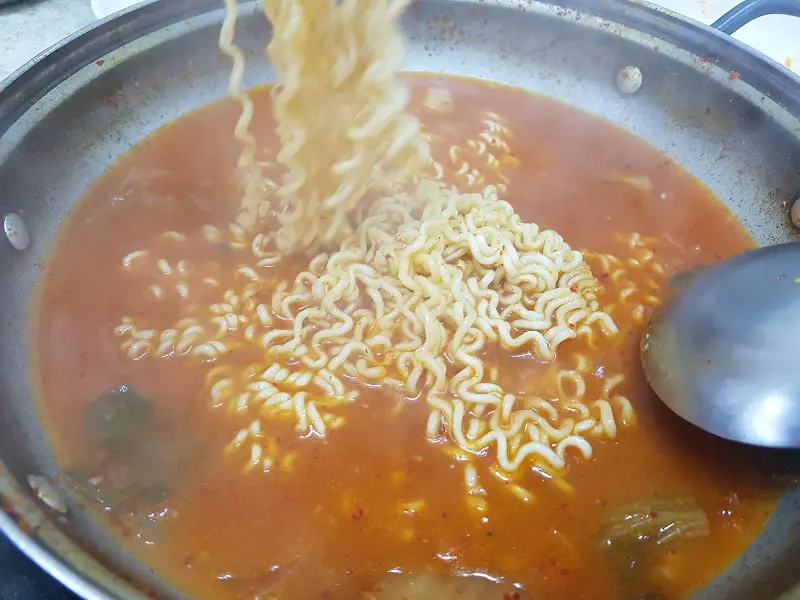 라면사리 투하