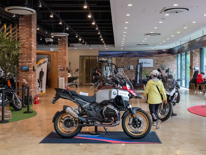 카페 내부 바이크 전시 공간