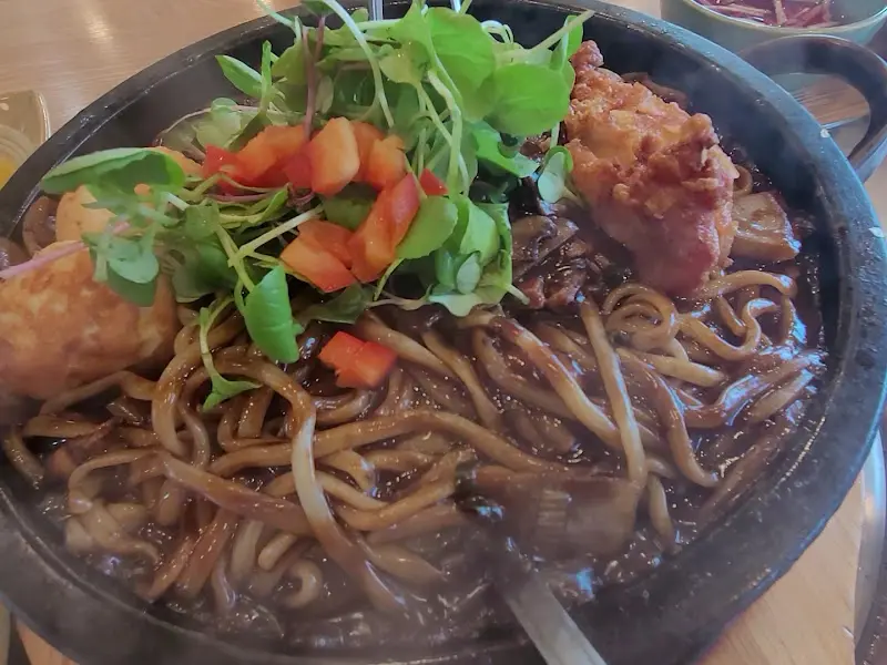 돌판 위에 푸짐하게 담긴 돌짜장