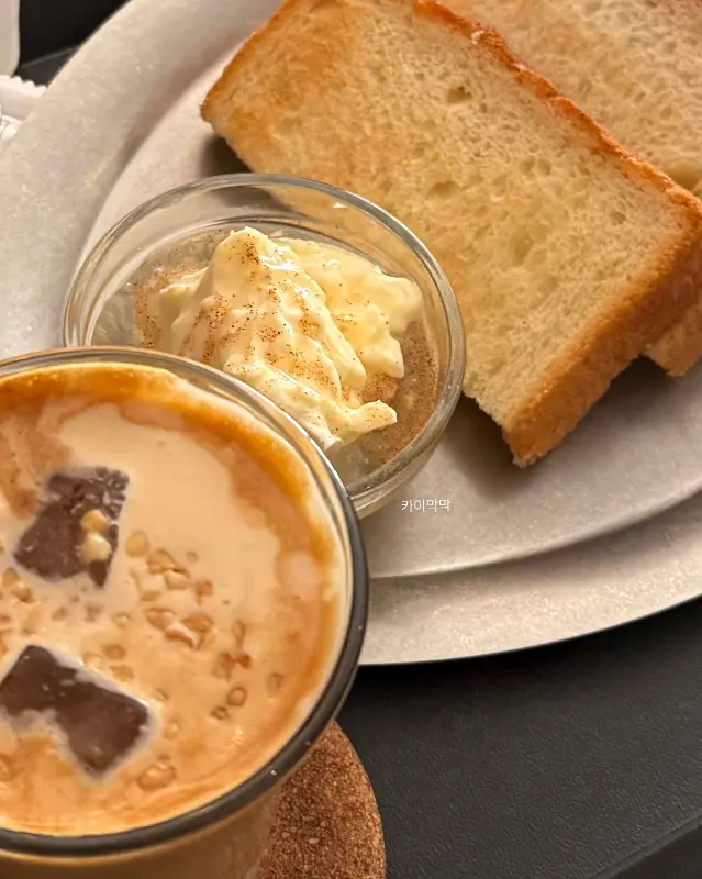 카이막과 토스트 근접 촬영