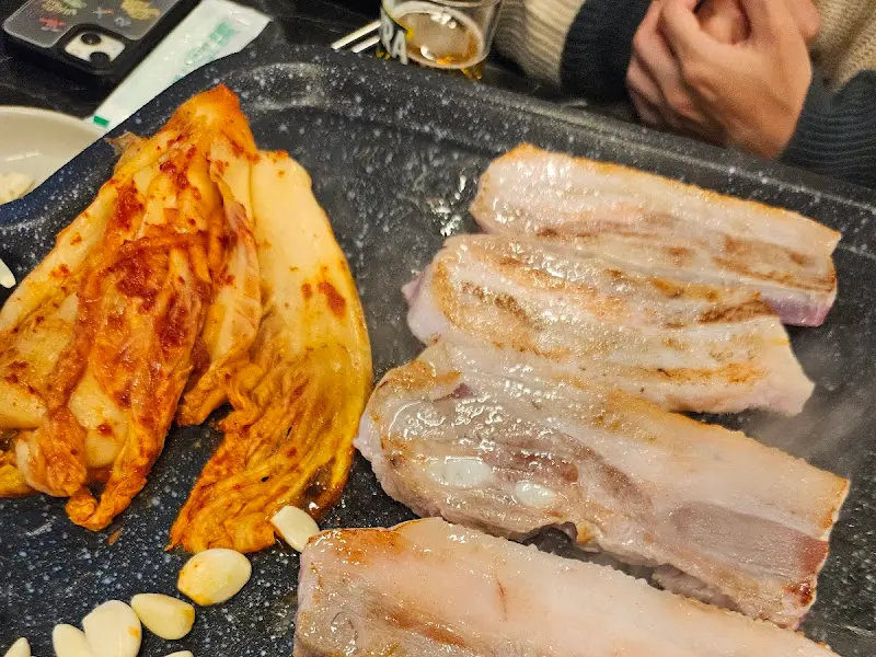 구워진 삼겹살과 김치