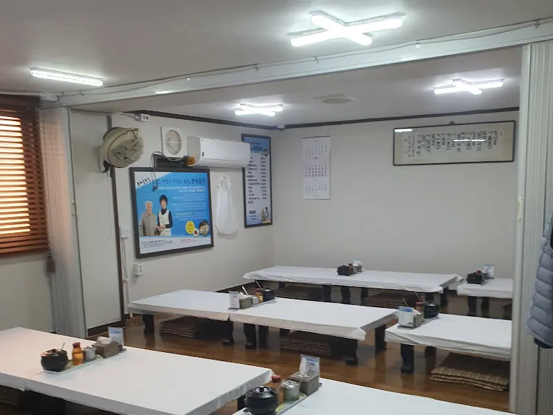 깔끔한 식당 내부