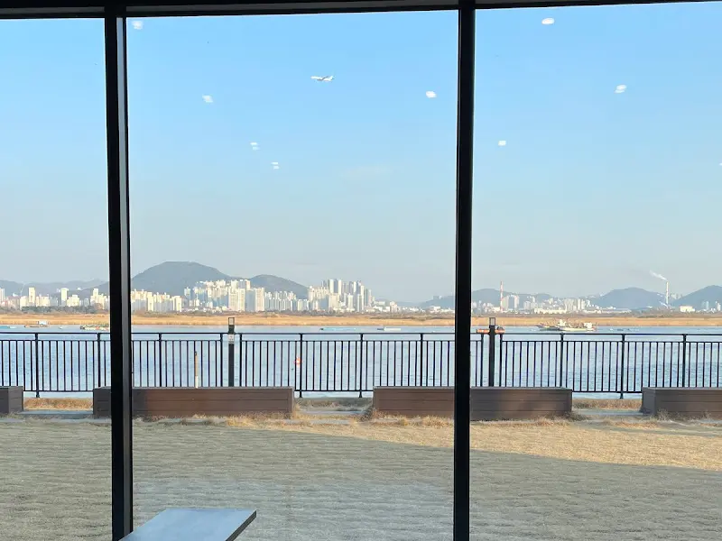 통유리창 너머로 보이는 낙동강 뷰