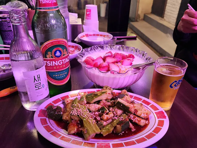 다양한 메뉴: 오이무침, 맥주, 고량주 등 다양한 메뉴를 즐길 수 있다.