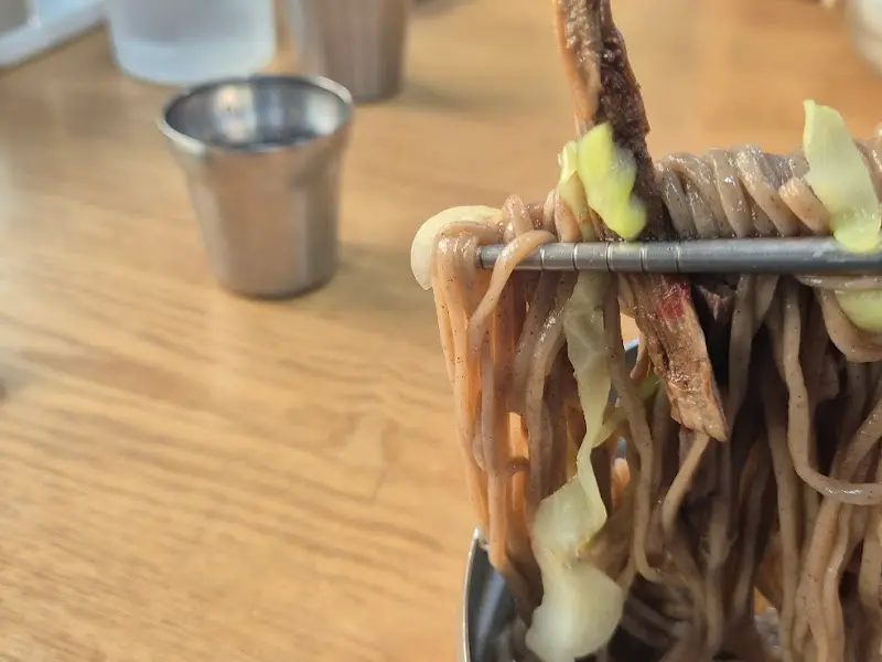 젓가락으로 소바를 들어올린 모습