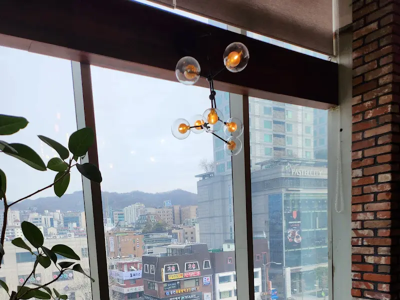 통창으로 햇살이 가득 들어오는 라시에스타 내부