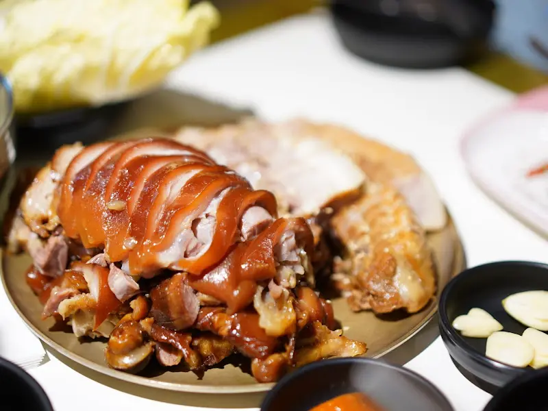 윤기가 좔좔 흐르는 족발