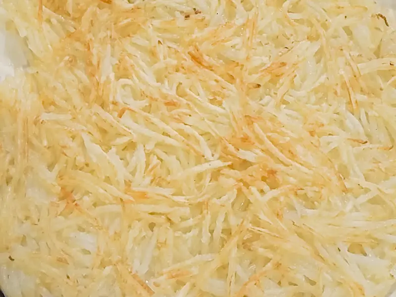 채 썬 감자로 만든 감자전