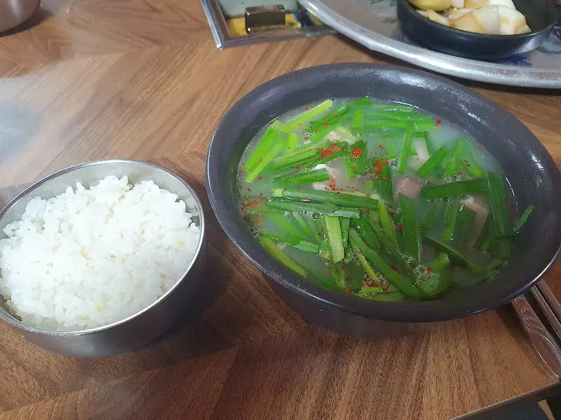 돼지국밥과 밥 한 공기