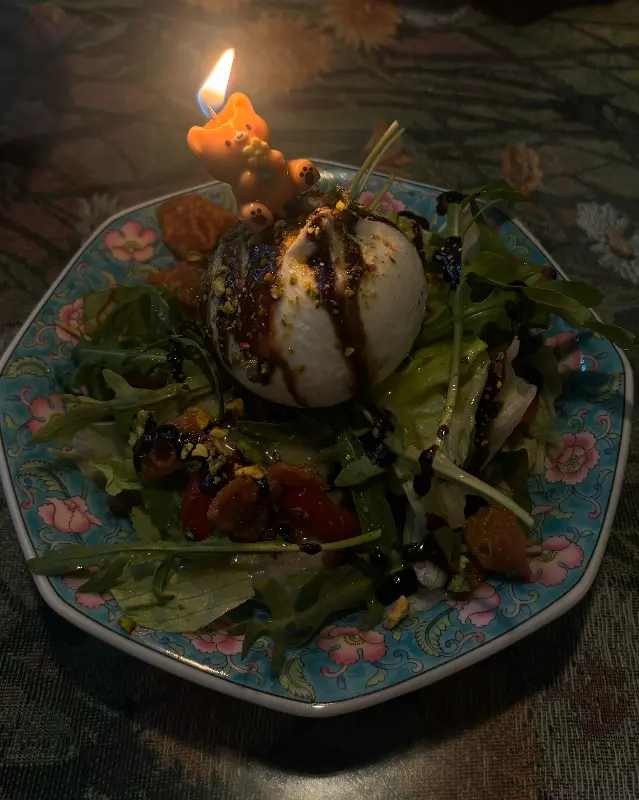 하몽 브라타 치즈 샐러드