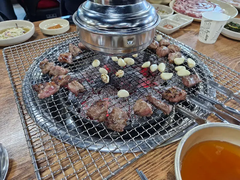 숯불 위 갈매기살과 마늘