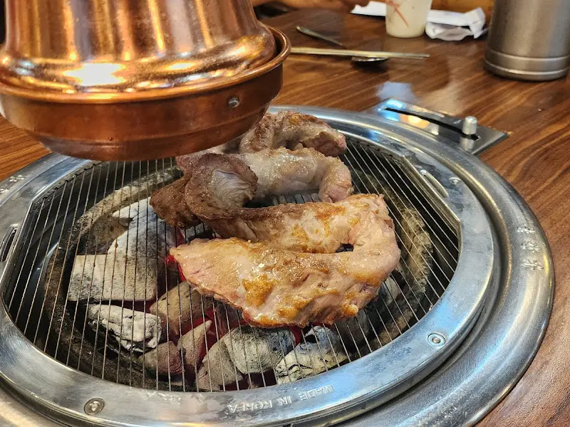 모락식당의 깔끔하고 모던한 내부 인테리어