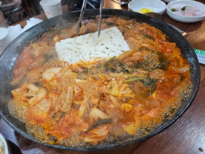 보글보글 끓는 물닭갈비