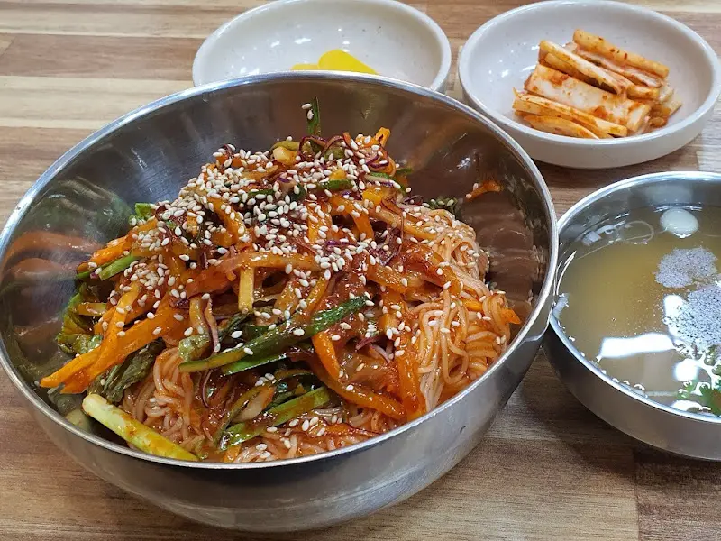 푸짐한 비빔국수