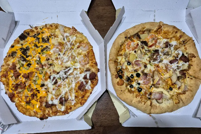 나란히 놓인 두 판의 피자