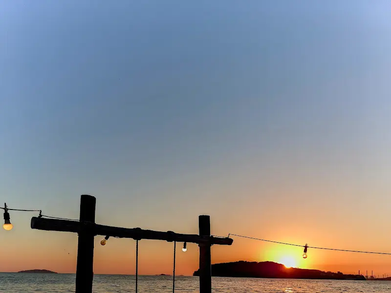 해질녘 해변의 그네