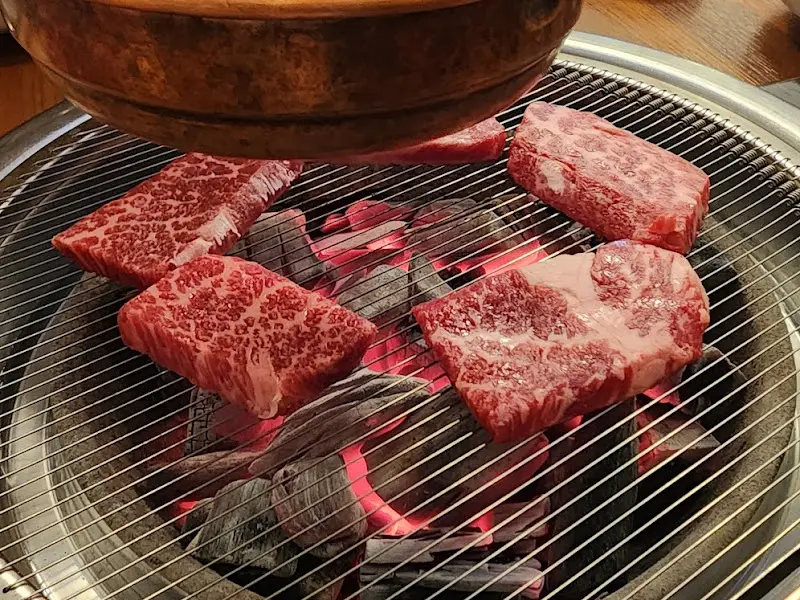 숯불 위에서 익어가는 소갈비살