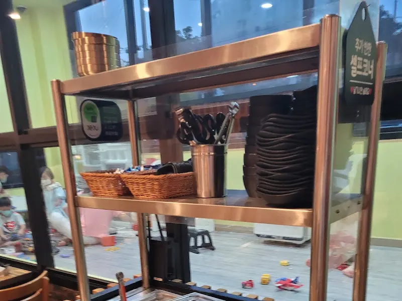 다양한 밑반찬이 준비된 셀프 코너