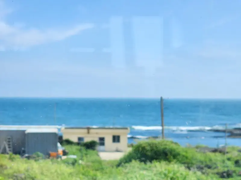 카페에서 바라본 바다 풍경