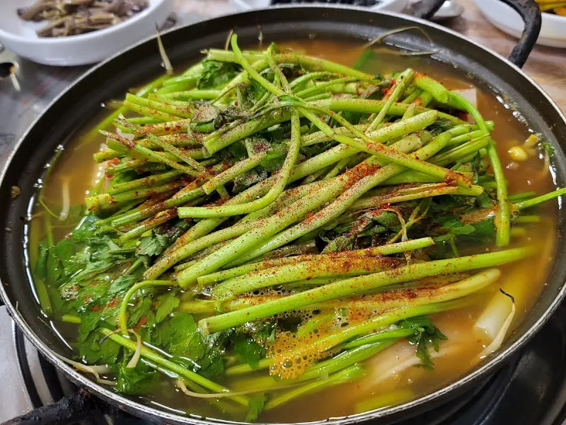 미나리가 듬뿍 올려진 홍어탕