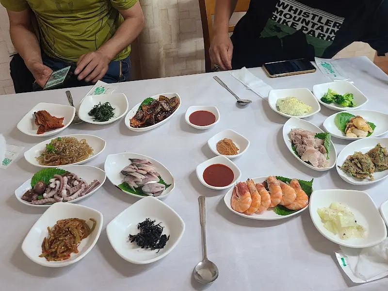 가지런히 놓인 반찬 접시들