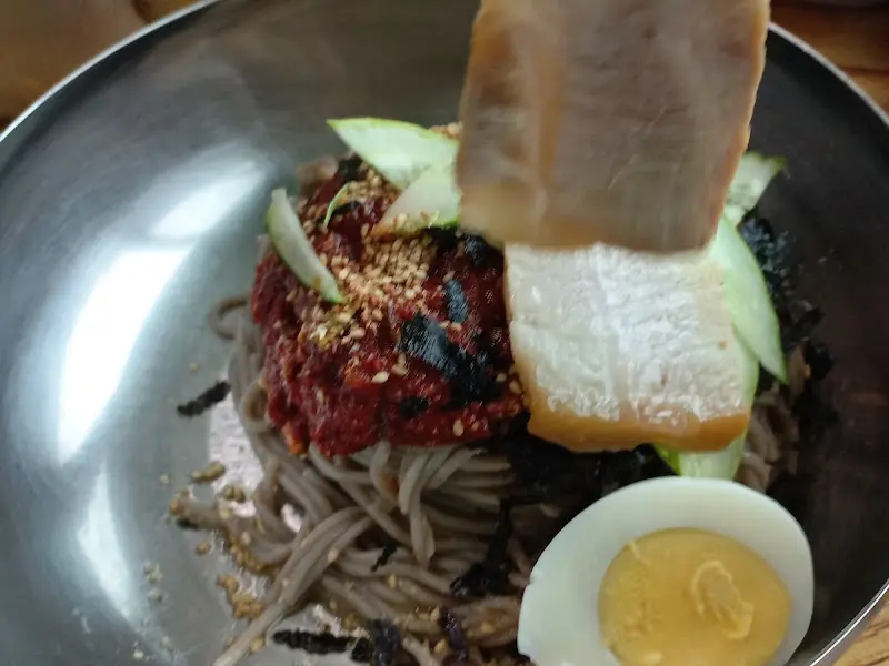 두툼한 수육 고명