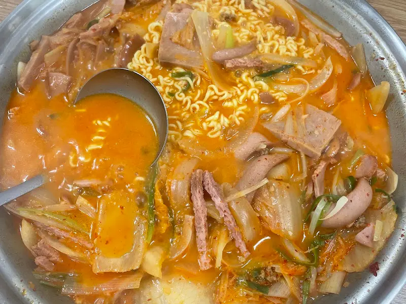 푸짐한 부대찌개 한 상