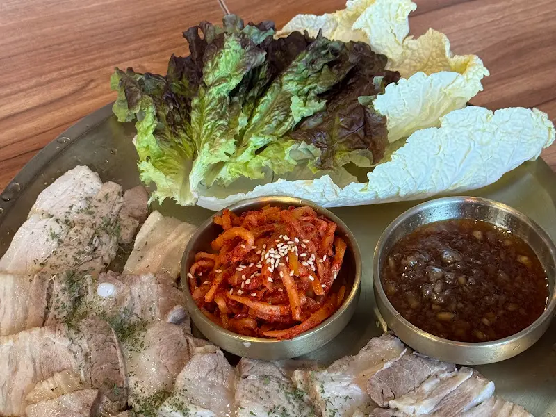 윤기가 흐르는 보쌈과 곁들임 메뉴